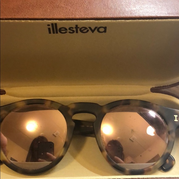 Illesteva sunglasses main image 4